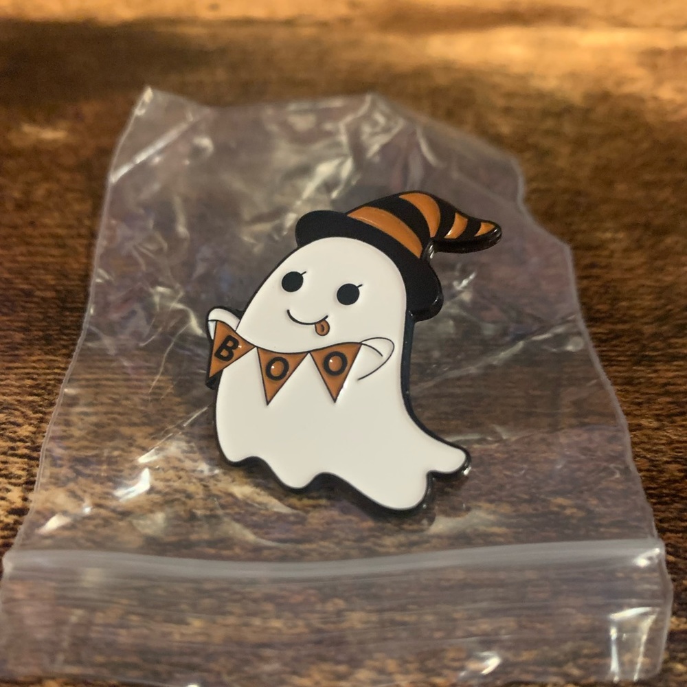 NIP GHOST WITH WITCH HAT PIN